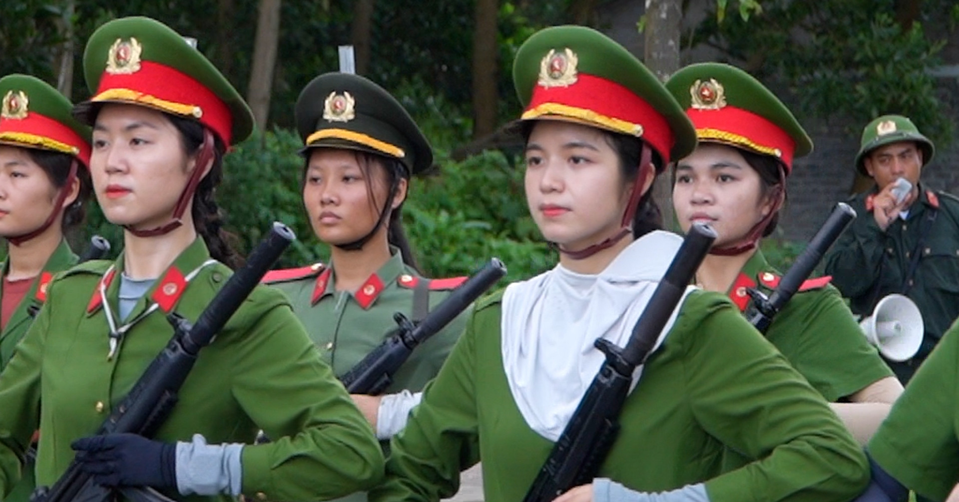 Những 'bông hồng thép' lực lượng Công an đội nắng luyện diễu binh chào mừng 2/9