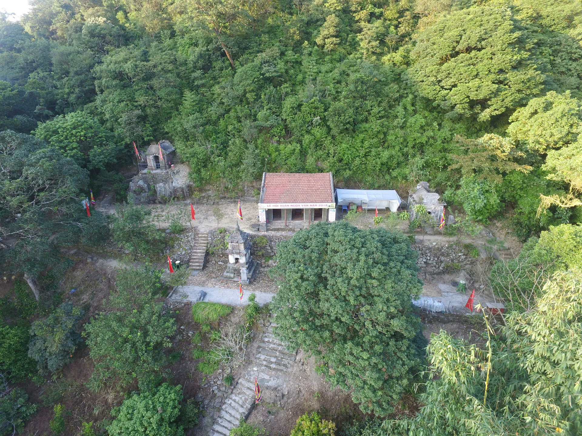 Anh 4 Toan canh am Ngoa Van truoc khi khai quat.jpg