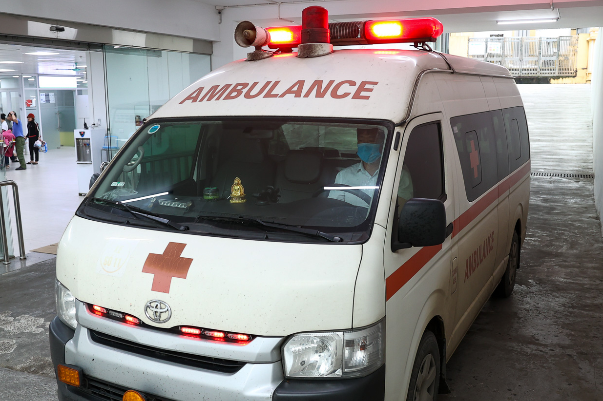 Bé trai hôn mê sâu khi ngồi trong xe ô tô chờ bố suốt 1 giờ