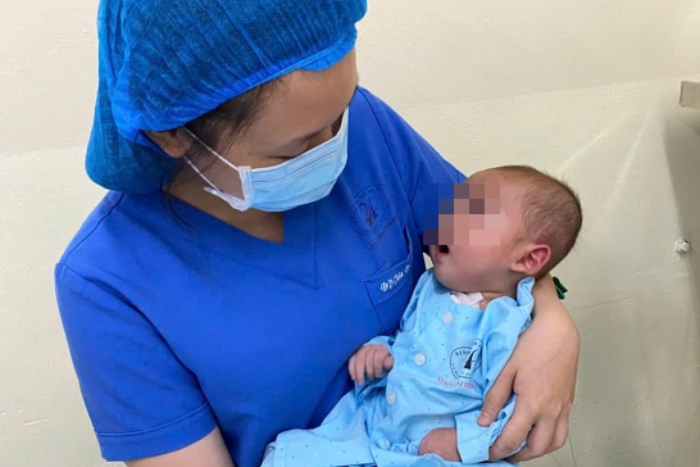 Cặp vợ chồng bác sĩ ngoại quốc đưa con sang Việt Nam mổ tim