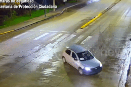 Cú đâm trực diện cực mạnh vào ô tô khiến lái xe máy bị hất tung lên không trung