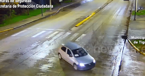Cú đâm trực diện cực mạnh vào ô tô khiến lái xe máy bị hất tung lên không trung