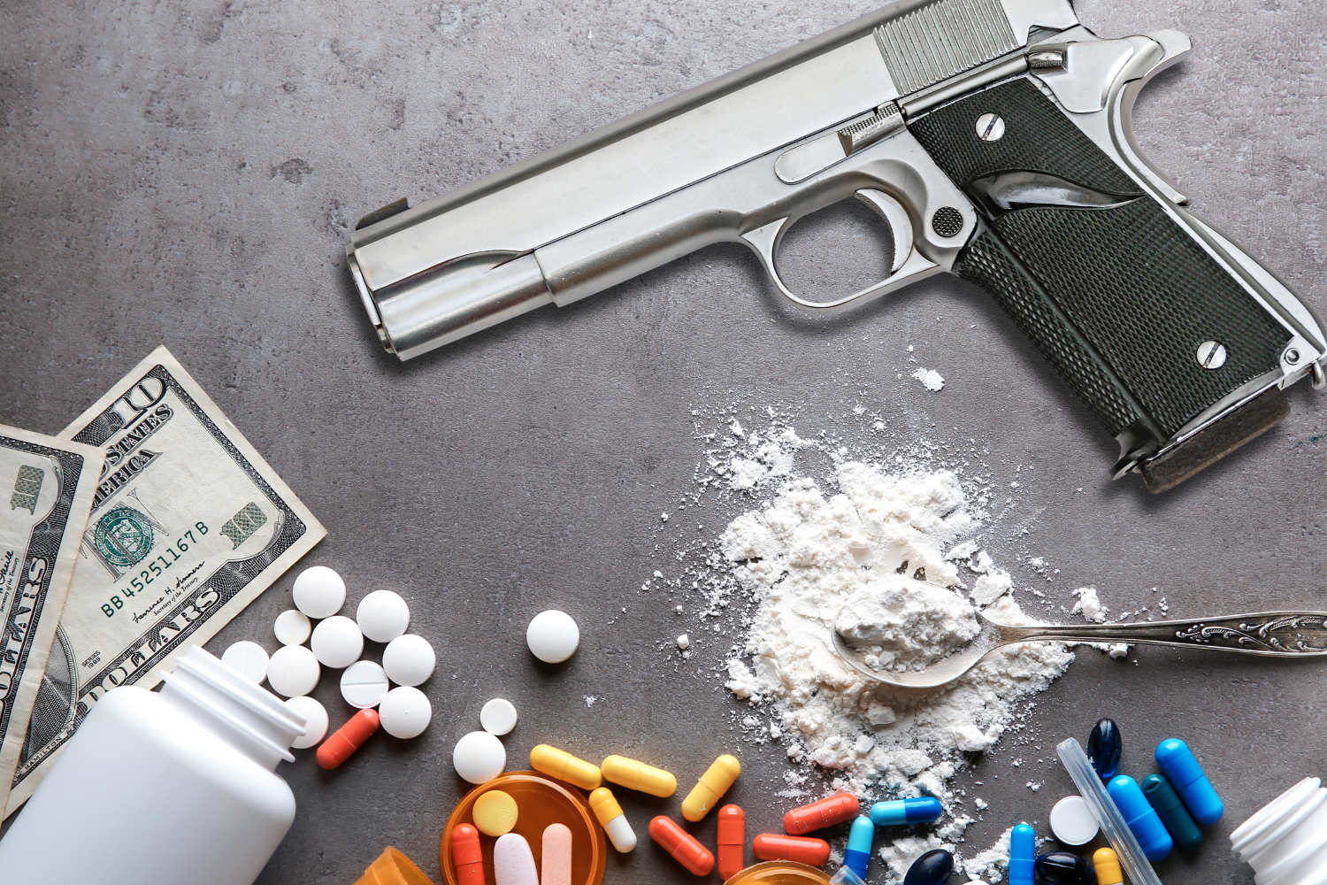 Cựu cảnh sát lãnh án vì đưa tiền cho tội phạm mua ma túy để 'bắt giữ và lập công'