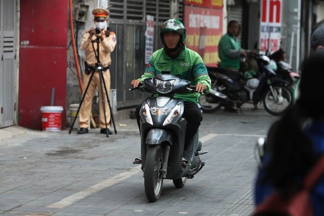 Hà Nội quyết dẹp 'nạn' xe máy đi lên vỉa hè, một góc phố phạt 100 triệu đồng