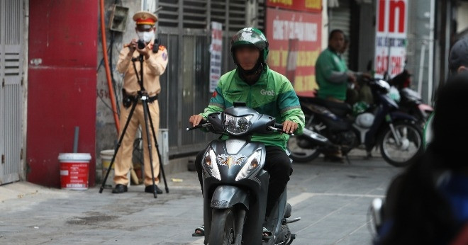 Hà Nội quyết dẹp 'nạn' xe máy đi lên vỉa hè, một góc phố phạt 100 triệu đồng