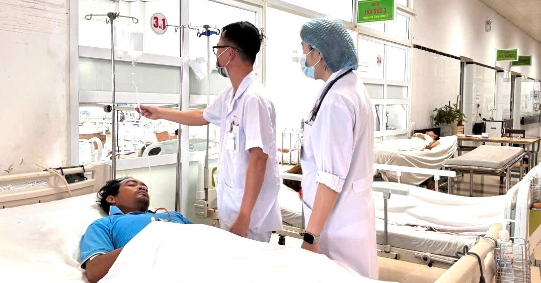 Hái nấm lạ về ăn lẩu hải sản, 7 người nhập viện