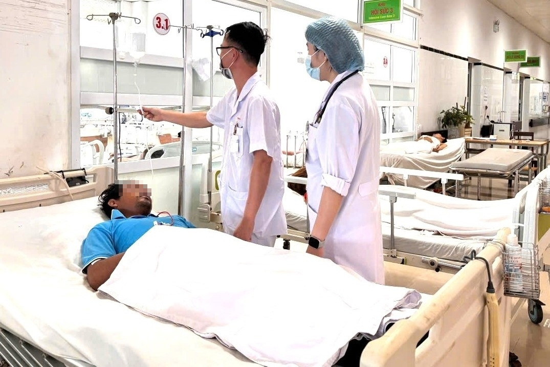 Hái nấm lạ về ăn lẩu hải sản, 7 người nhập viện