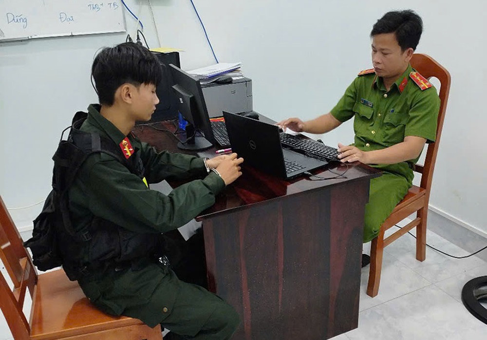 Hai thanh thiếu niên giả công an, chặn xe người đi đường cưỡng đoạt tiền..jpg