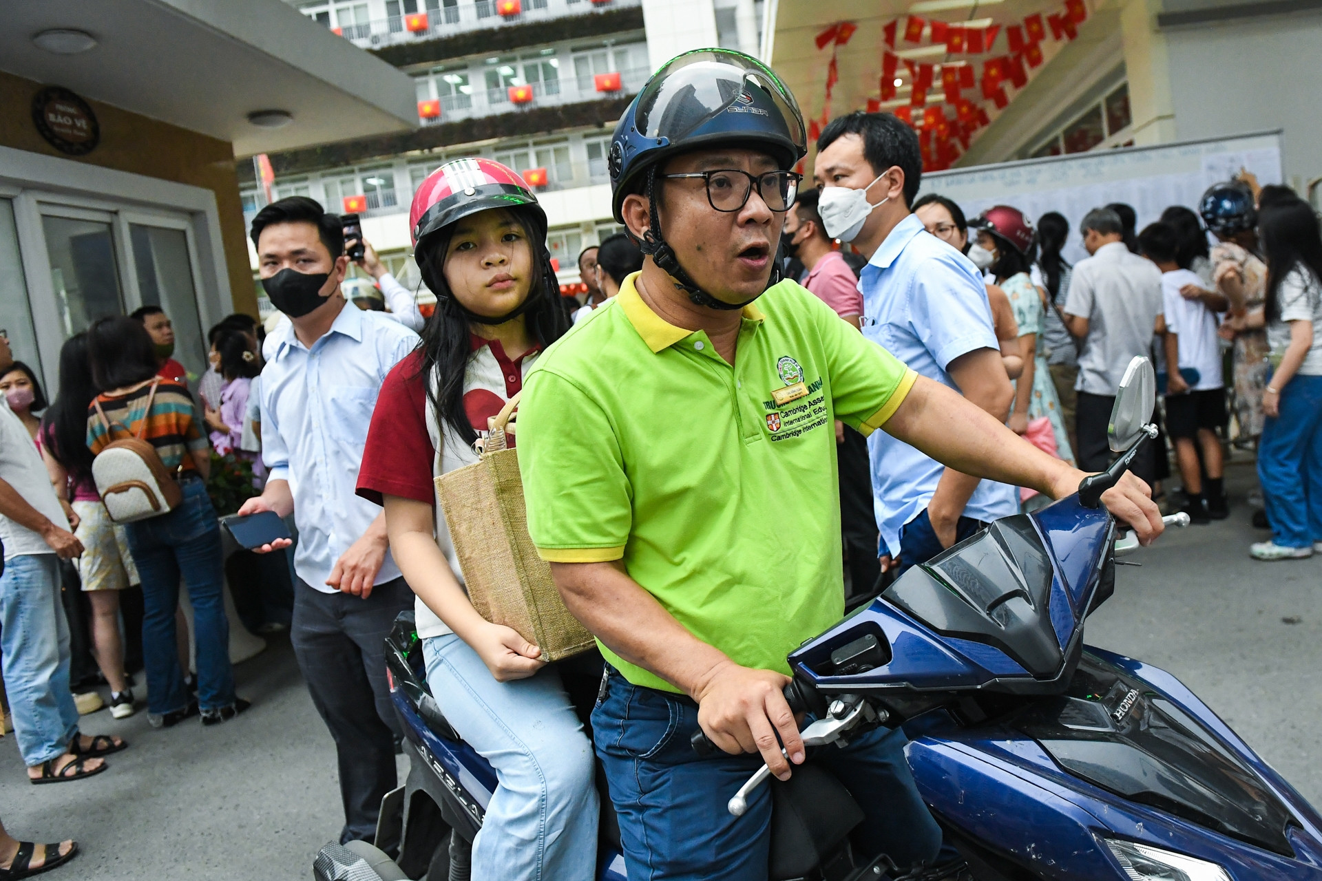 Hàng loạt thí sinh ở Hà Nội đến nhầm điểm thi, nhiều thầy cô đành làm 'xe ôm'