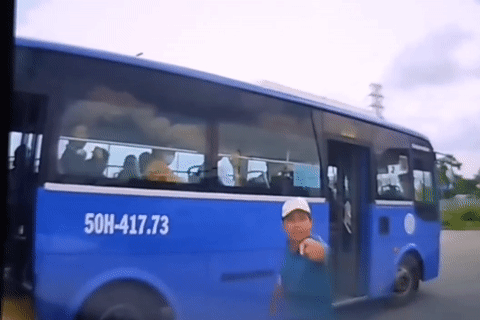 Hành động nguy hiểm giữa đường của tài xế xe buýt khiến khách 'khiếp vía'