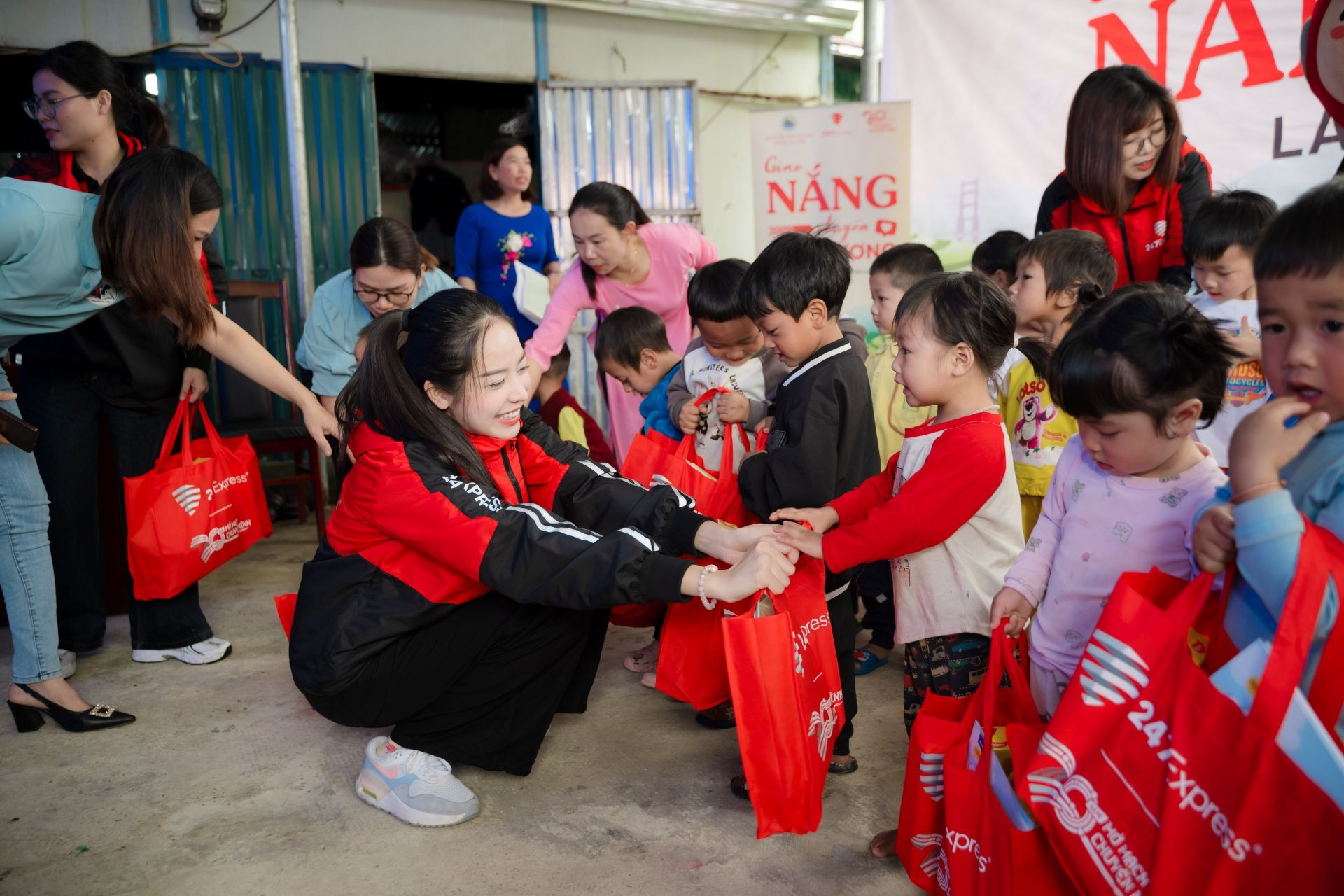 Hành trình ‘Giao nắng, Chuyển yêu thương” mang tiếng cười đến trẻ em vùng cao