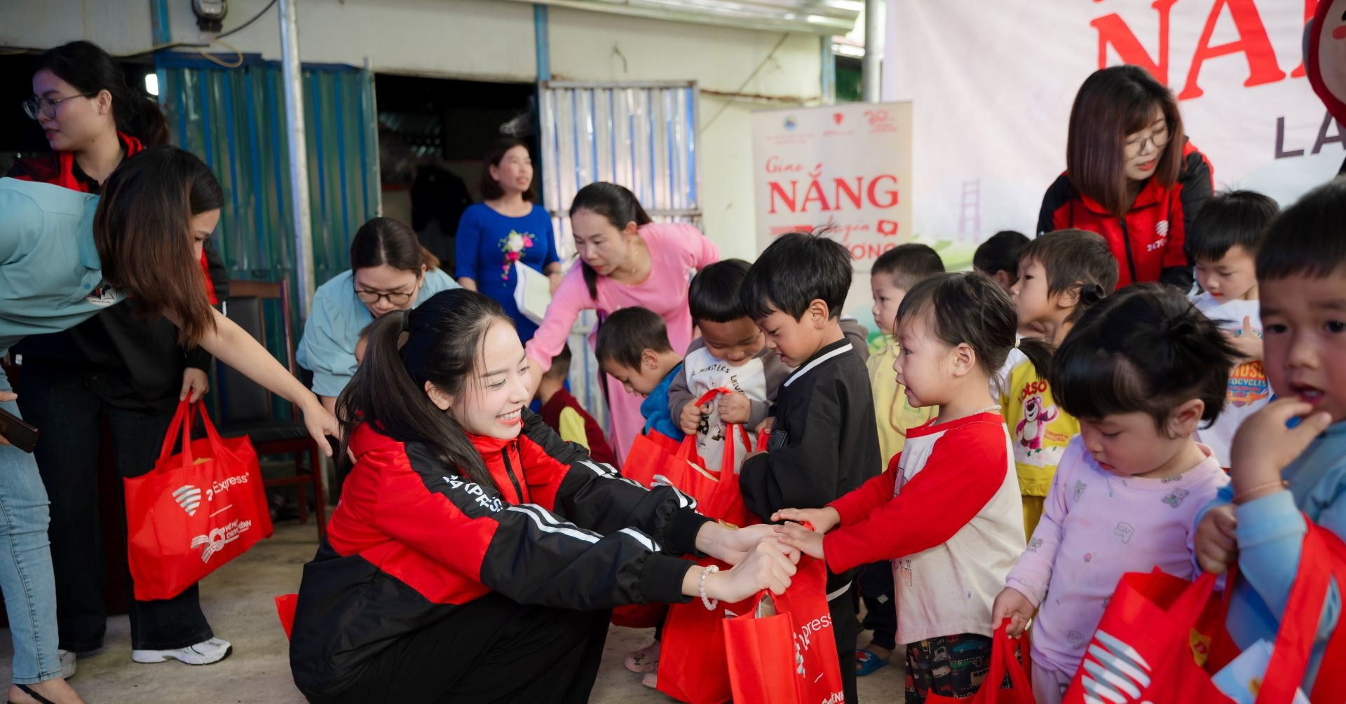 Hành trình ‘Giao nắng, Chuyển yêu thương” mang tiếng cười đến trẻ em vùng cao