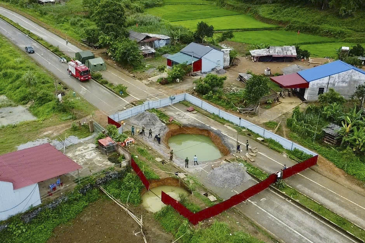 'Hố tử thần’ tiếp tục mở rộng sau nghi vấn có người mất tích, phát hiện cá sống bên trong