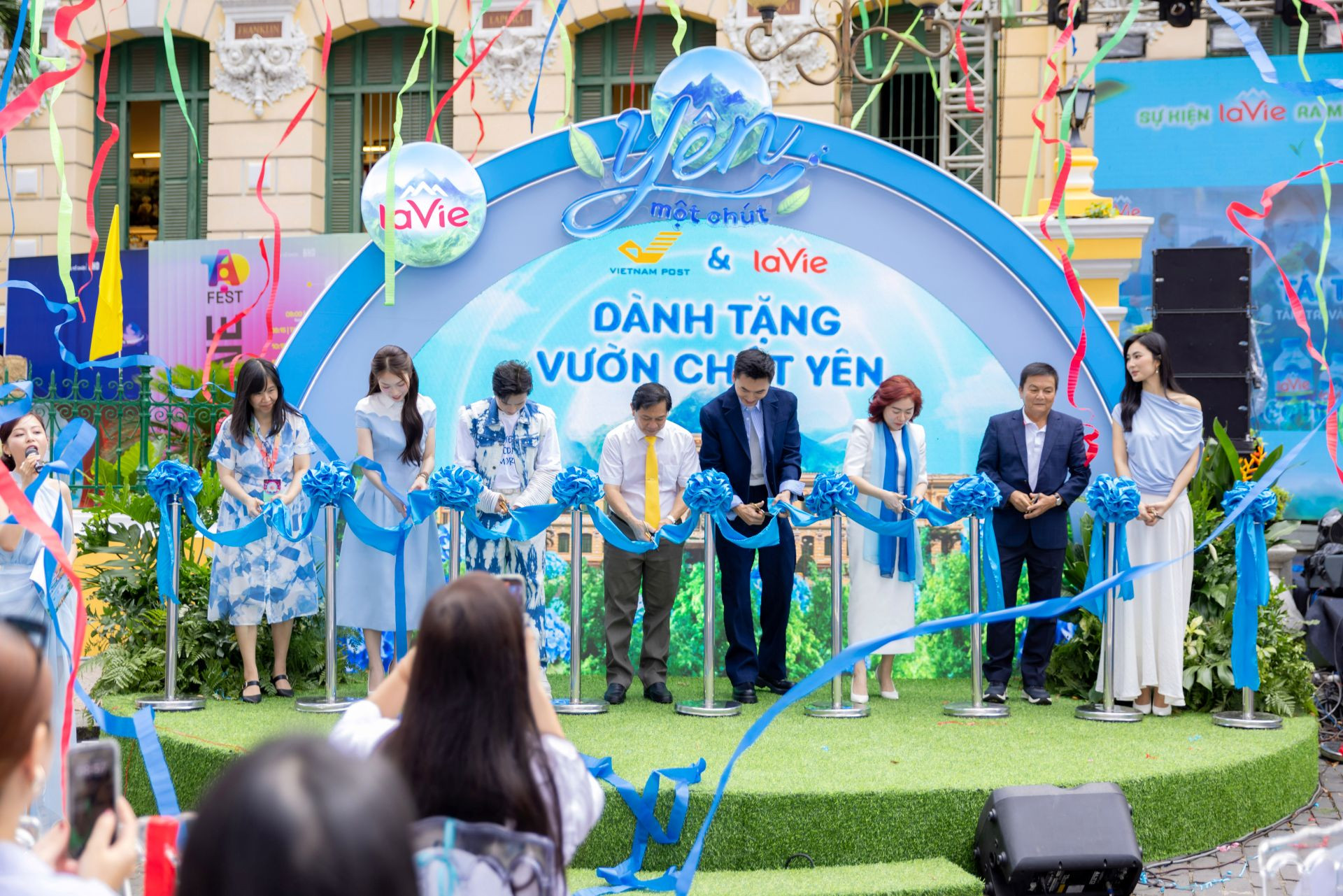 Khoảnh khắc cắt băng khánh thành vườn yên(1).jpg