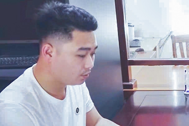 Lời khai của người đàn ông chồm qua bàn tát nữ nhân viên y tế