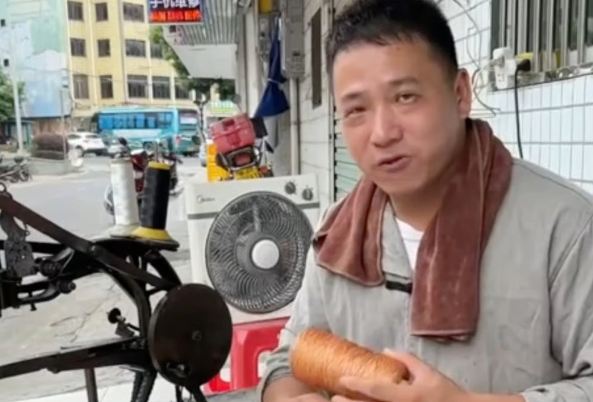 Mất đôi chân từ nhỏ, anh thợ sửa giày tự học tiếng Anh, nuôi ước mơ đến Harvard