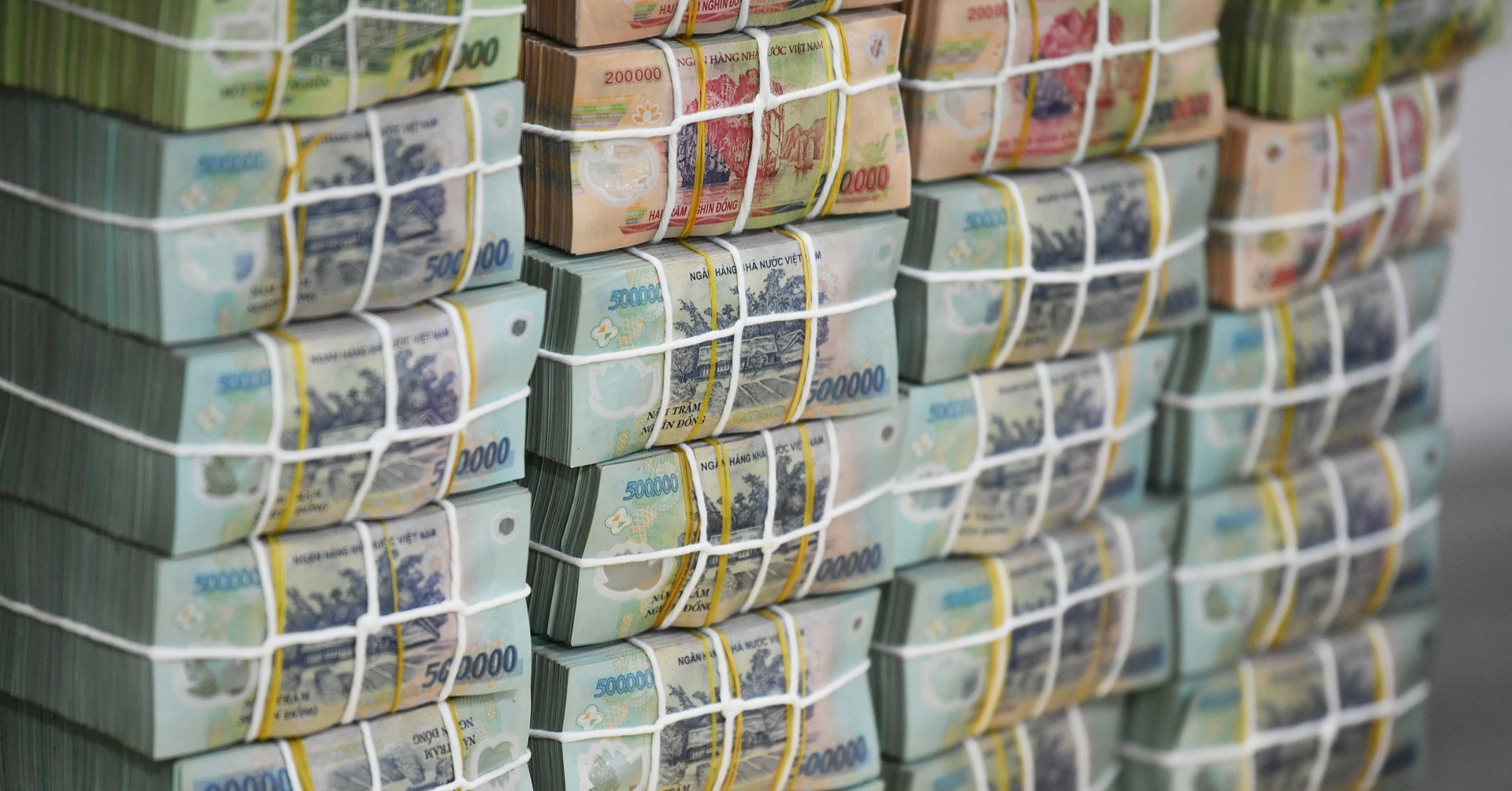 Lãi suất ngân hàng hôm nay 3/6/2025: Cao nhất gần 10%/năm dành cho tiền gửi từ 1.500 tỷ đồng