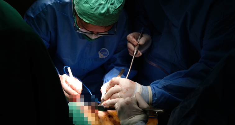 Nam thanh niên được đưa về Việt Nam cấp cứu sau khi ẩu đả tại nước ngoài