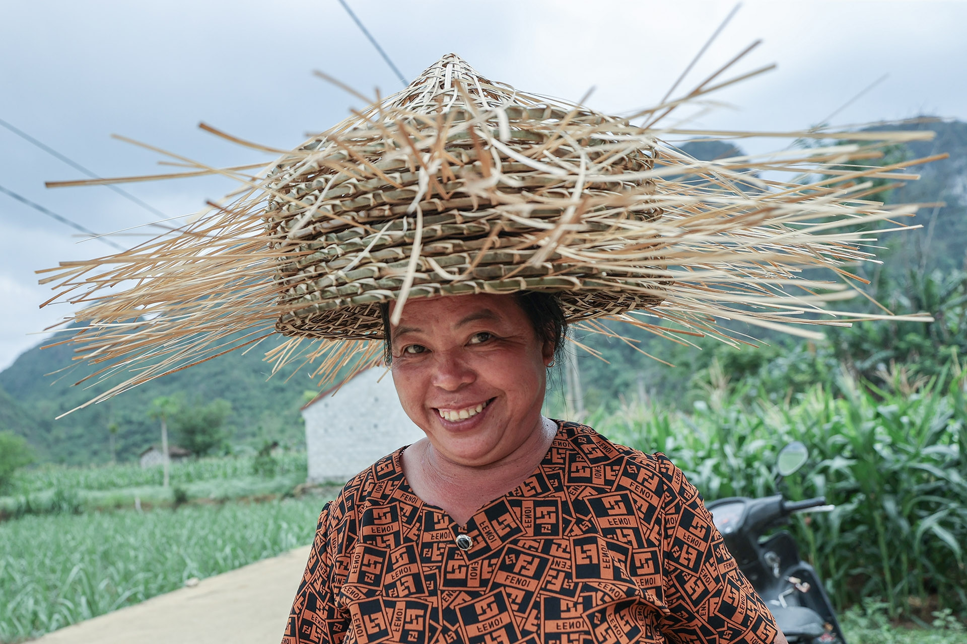 Người Nùng An đan nón 