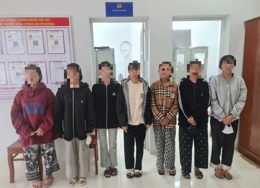 Nhóm thiếu nữ hành hung, chích điện người khác gây xôn xao dư luận..gif