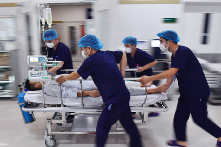 Nữ bệnh nhân sống sót kỳ diệu sau khi bánh xe ô tô cán qua nửa người