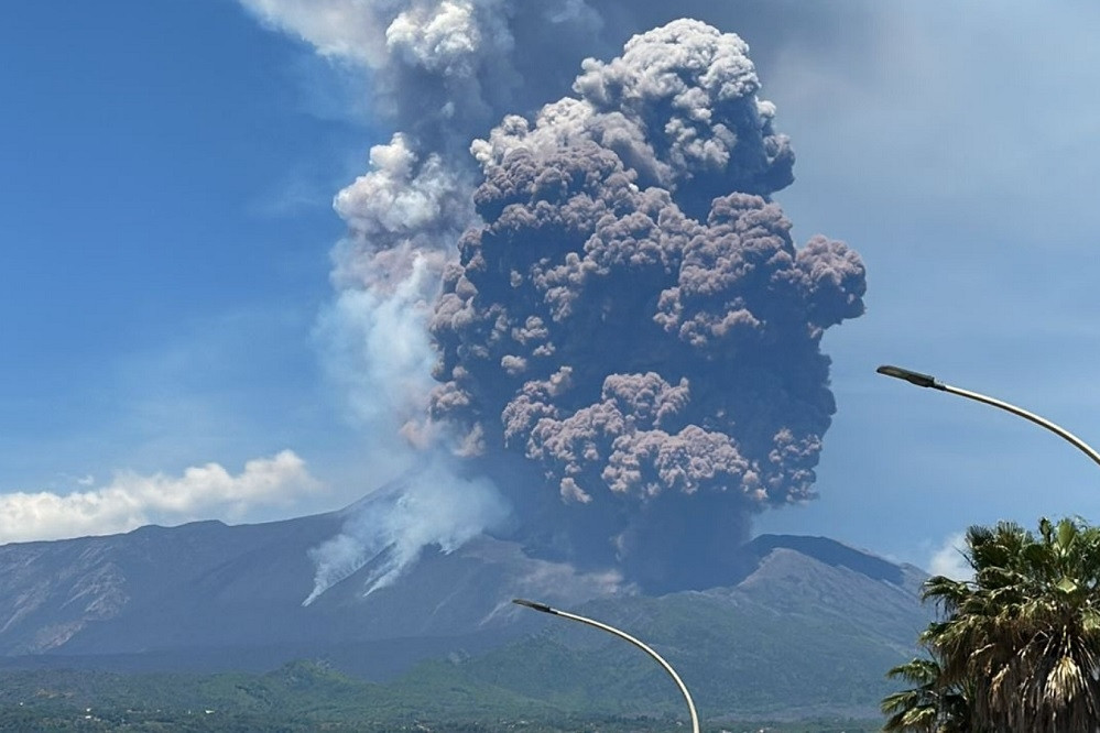 Núi lửa ở Italia bất ngờ phun trào như tận thế, du khách ...