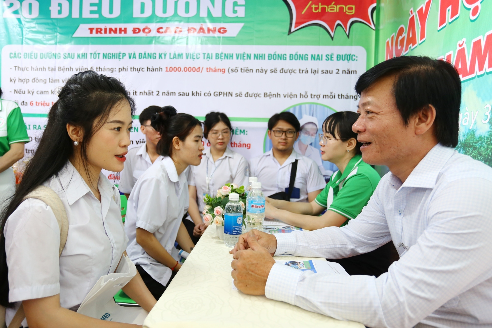 Phó giám đốc bệnh viện trực tiếp tuyển dụng sinh viên sắp tốt nghiệp