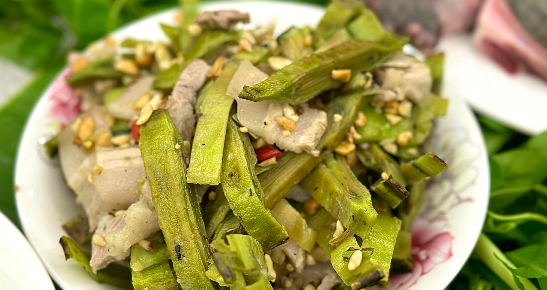 Quả ở miền Bắc giống phượng vĩ, mỗi năm chỉ có 1 lần, làm nộm rất ngon