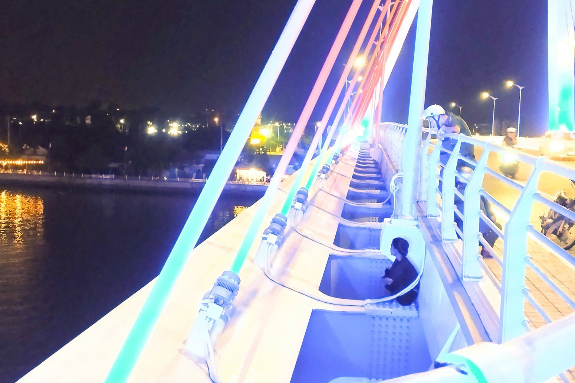 Sự thật về cô gái có gương mặt buồn bã, đòi nhảy cầu khắp miền Tây