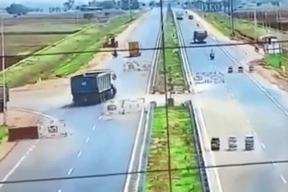 Tài xế say rượu lái xe ben qua dải phân cách, húc văng người đi xe máy