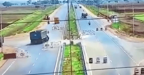 Tài xế say rượu lái xe ben qua dải phân cách, húc văng người đi xe máy