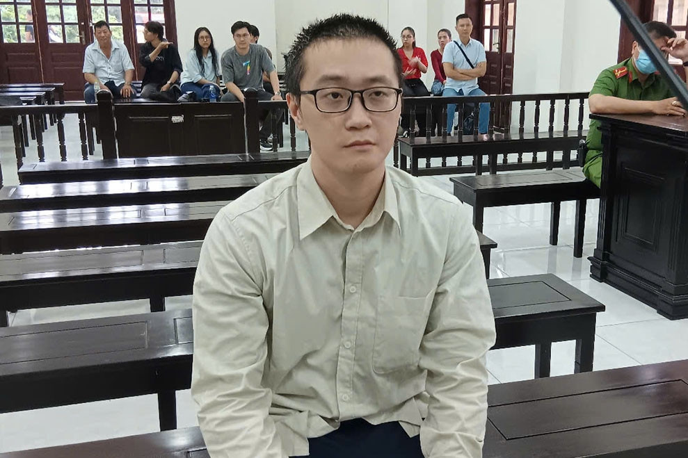 Thanh niên quê Hà Nội đánh gục bạn gái giữa quán cà phê lãnh án tù