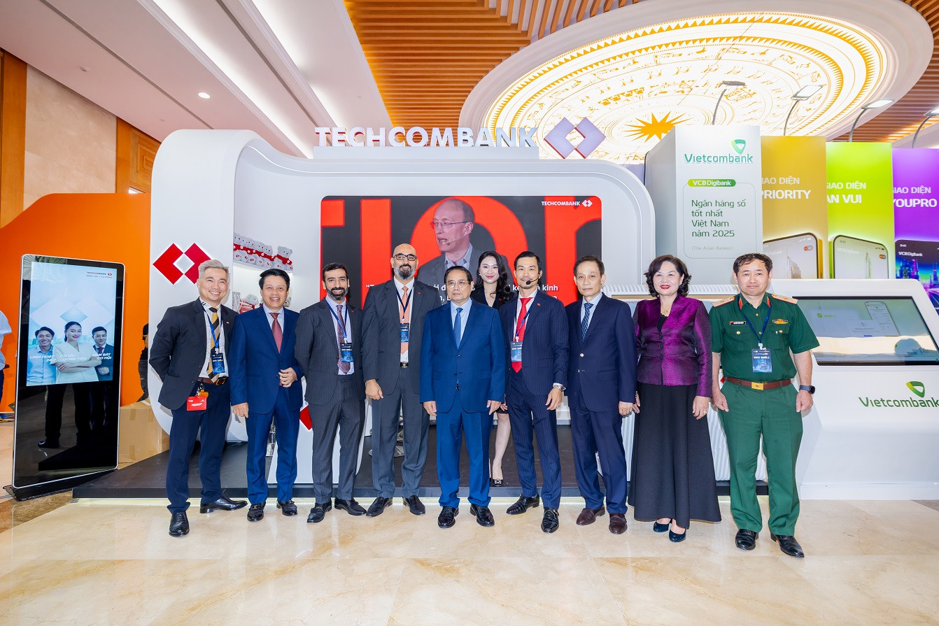 Thủ tướng Phạm Minh Chính tham quan gian hàng triển lãm của Techcombank tại Ngày Chuyển đổi số 2025.jpg