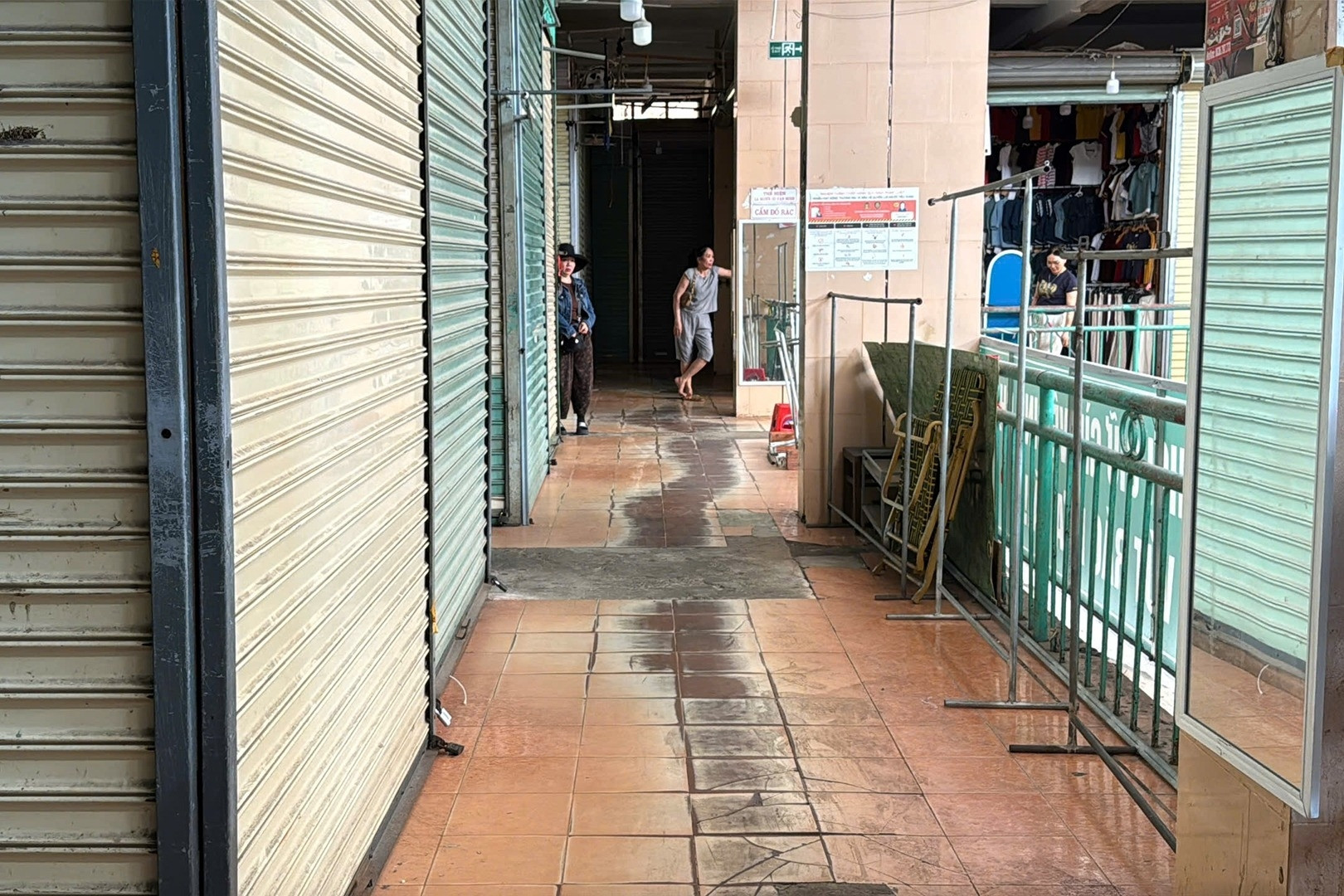Tiểu thương Sơn La đến Quảng Bình chung một nỗi lo, kiốt và cửa hàng thi nhau đóng cửa