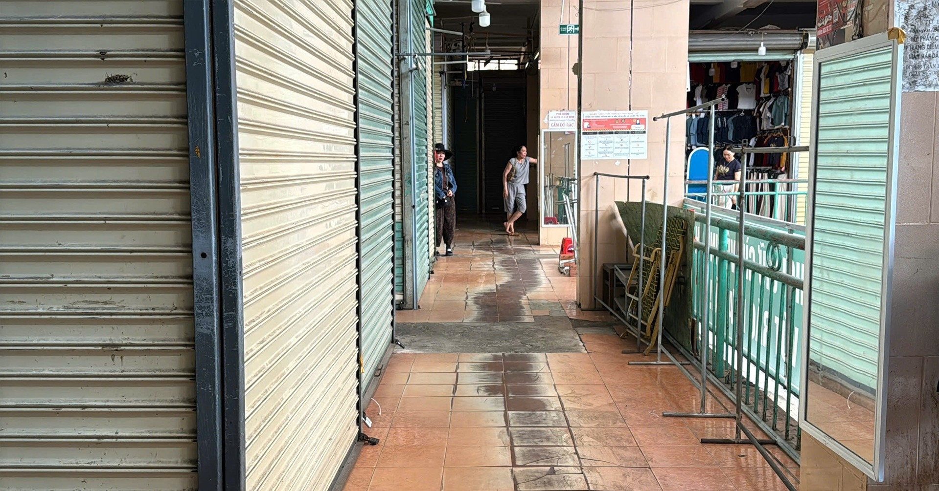 Tiểu thương Sơn La đến Quảng Bình chung một nỗi lo, kiốt và cửa hàng thi nhau đóng cửa