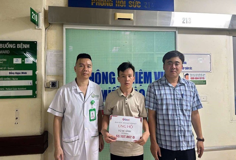 Trao hơn 53 triệu đồng giúp đỡ chàng trai trẻ khuyết tật bị tai nạn