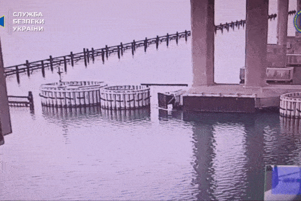 Ukraine tập kích cầu Crưm, Nga phủ nhận khả năng đàm phán 3 bên