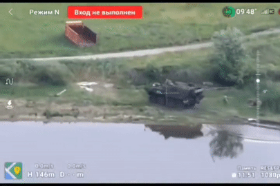 Video binh sĩ Nga trộm xe bọc thép ngay trước mắt lính Ukraine