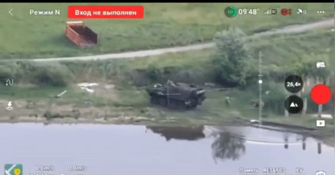 Video binh sĩ Nga trộm xe bọc thép ngay trước mắt lính Ukraine