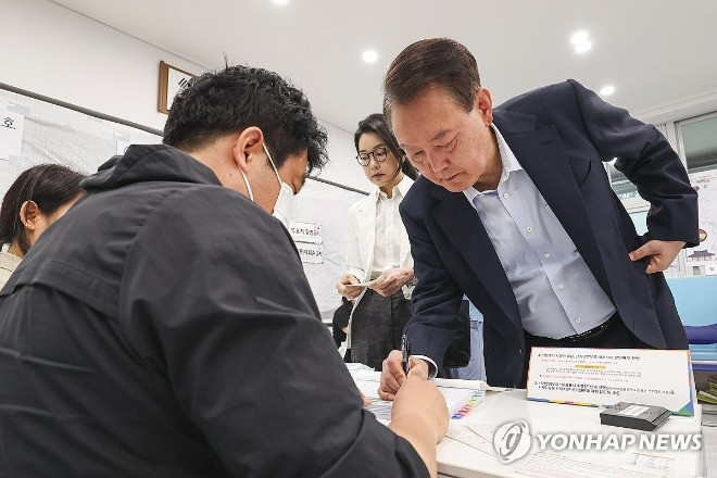 Vợ chồng ông Yoon Suk-yeol đi bỏ phiếu bầu Tổng thống Hàn Quốc