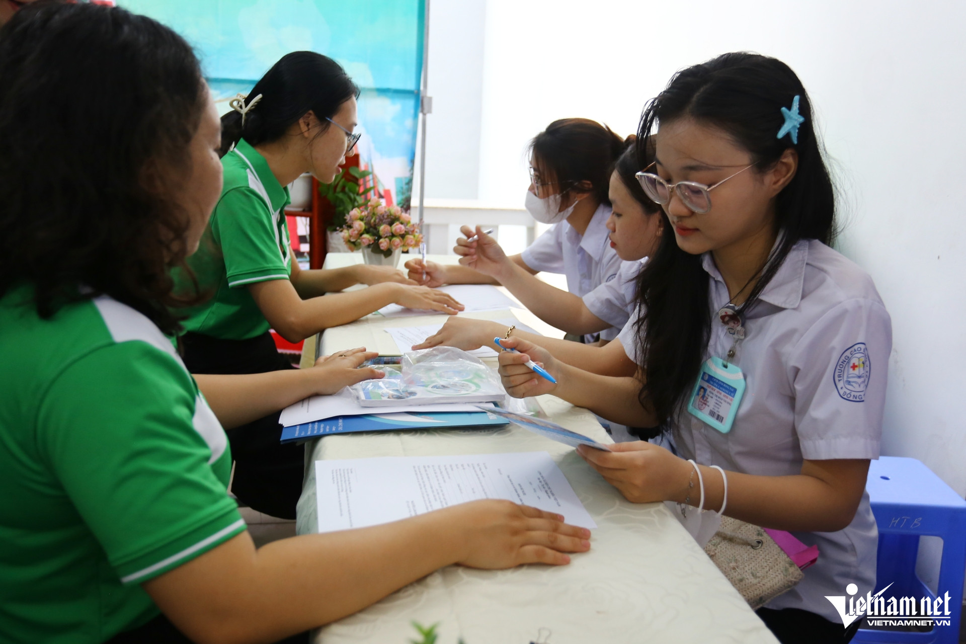 W-tuyen dung (1).jpg