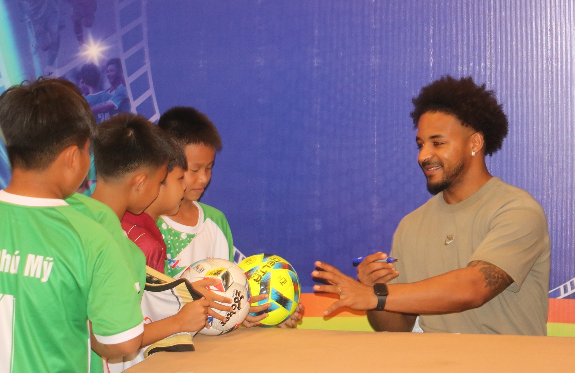 Xuân Son giao lưu, tiếp đam mê cho các cầu thủ nhí