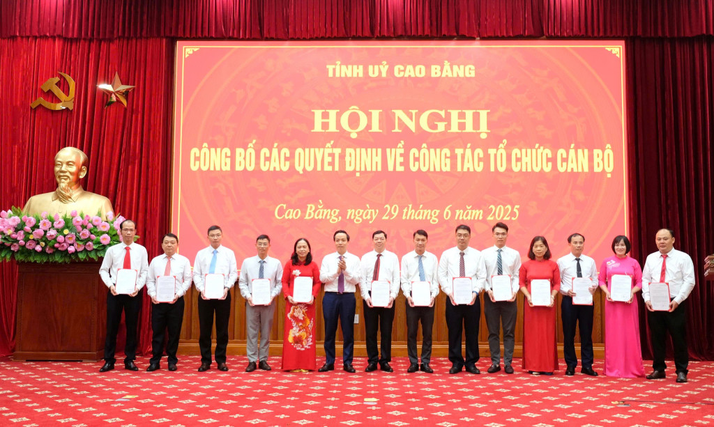 139059_pho_bi_thu_tinh_uy_chu_tich_ubnd_tinh_le_hai_hoa_trao_quyet_dinh_cho_cac_dong_chi_pho_bi_thu_xa_phuong_09405830.jpg