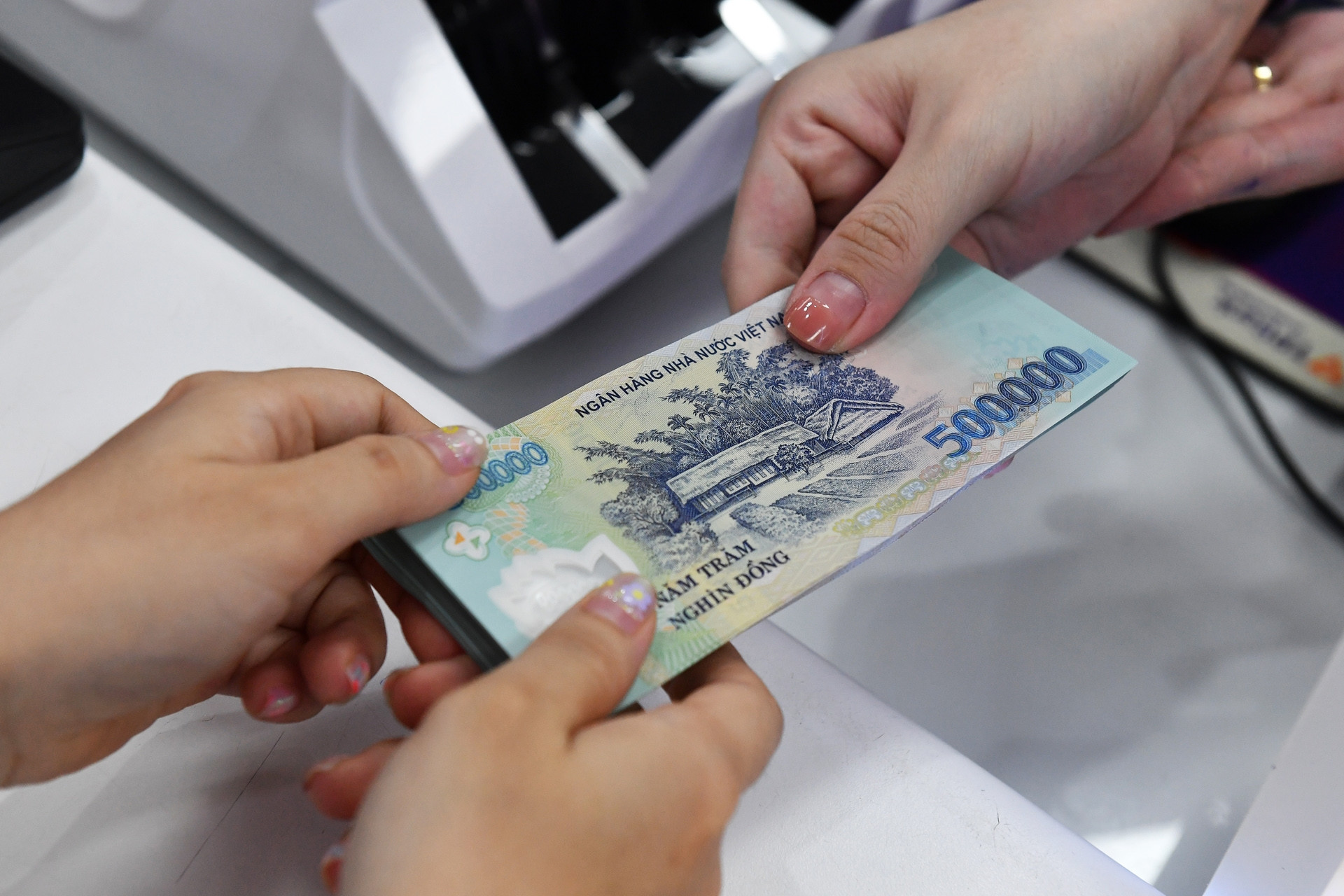 Lãi suất ngân hàng hôm nay 30/6/2025: Ba nhà băng niêm yết lãi suất cao nhất