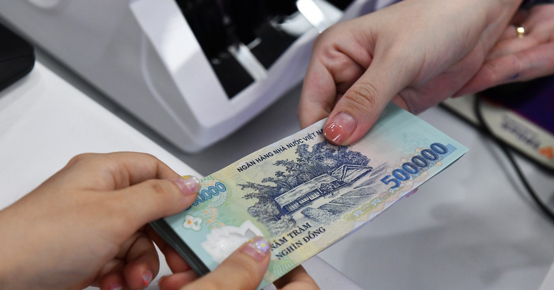 Lãi suất ngân hàng hôm nay 30/6/2025: Ba nhà băng niêm yết lãi suất cao nhất