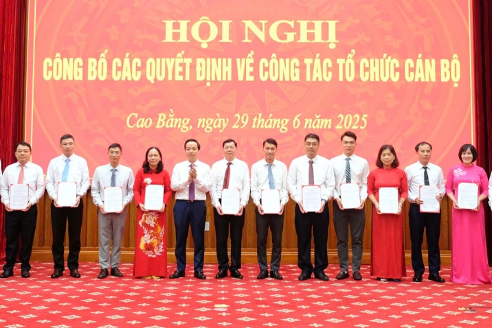 56 chủ tịch xã, phường nhận thư của Chủ tịch tỉnh với thông điệp 'gần dân'