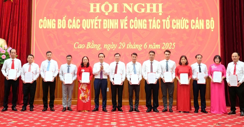 56 chủ tịch xã, phường nhận thư của Chủ tịch tỉnh với thông điệp 'gần dân'