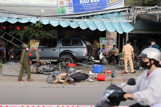 Bản tin cuối ngày 30/6: Ô tô tông loạt xe máy ở Hậu Giang, 2 người thương vong
