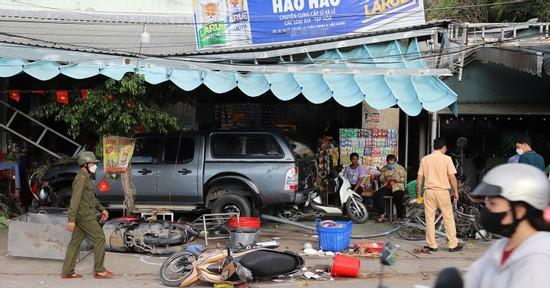 Bản tin cuối ngày 30/6: Ô tô tông loạt xe máy ở Hậu Giang, 2 người thương vong