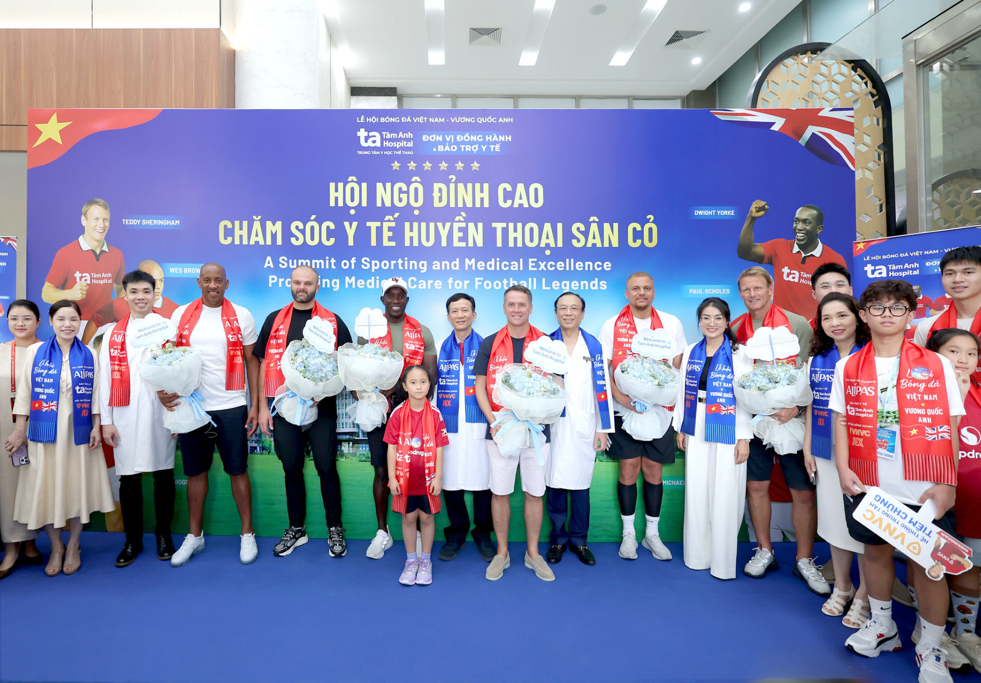 Dàn danh thủ Manchester Reds dành mưa lời khen cho y học thể thao Việt Nam